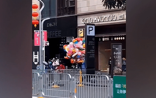 Dot bong bay de duoi nguoi ban hang rong o Trung Quoc hinh anh