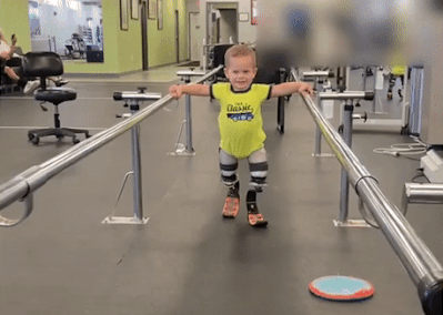 Be trai lan dau biet di tren doi chan gia hinh anh