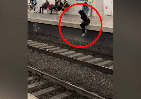 Mao hiem bang qua duong ray nhat ba lo cho nguoi la hinh anh