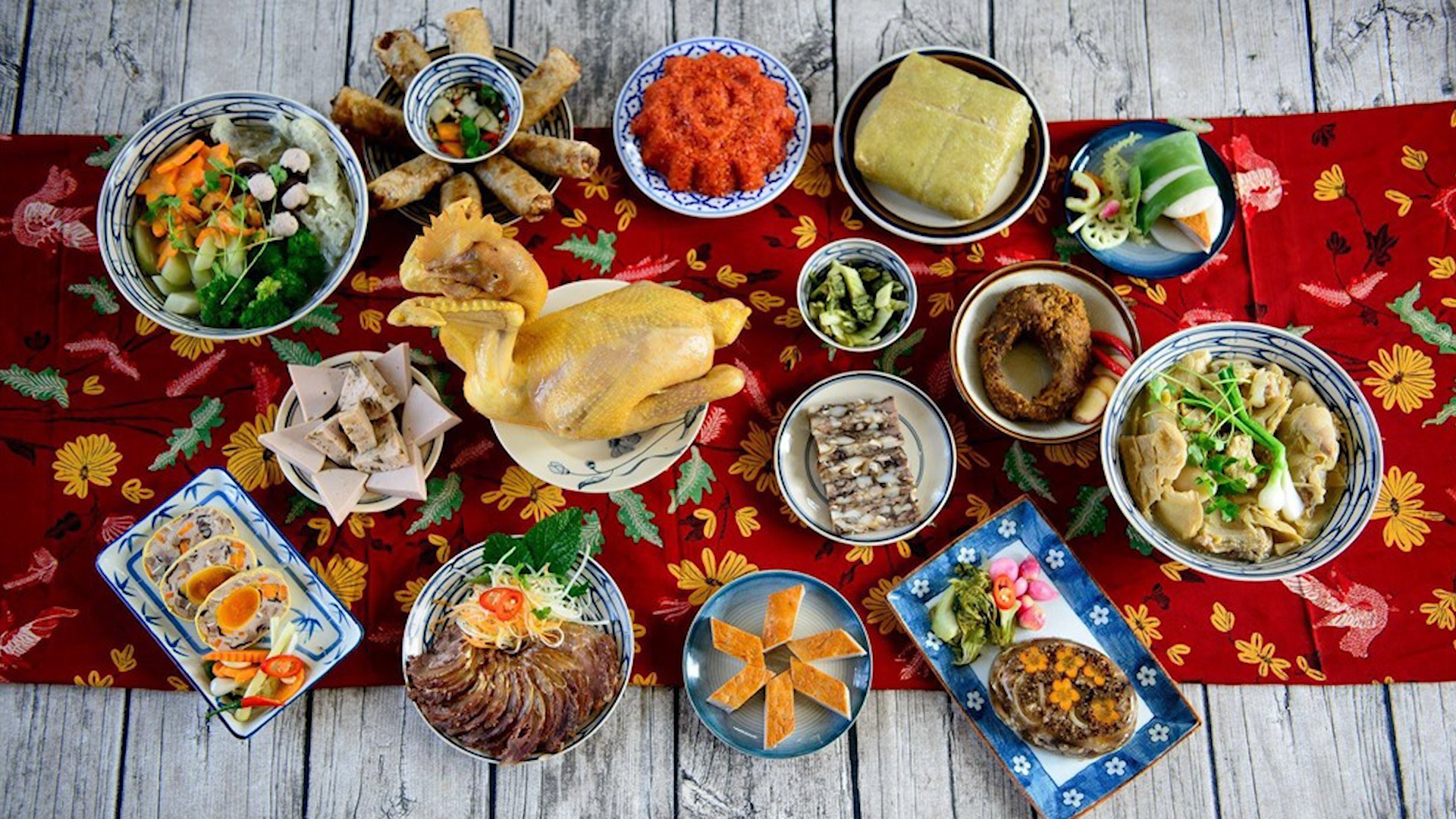 Dich vu dat co nhon nhip truoc ngay ram thang Gieng hinh anh