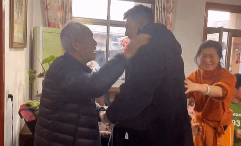 Cu ong oa khoc khi thay chau tro ve nha hinh anh