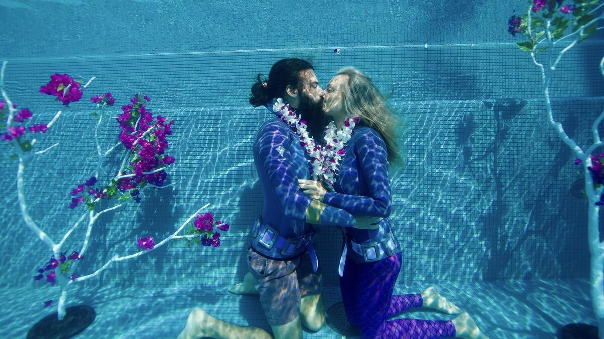 Cap doi hon nhau duoi nuoc lau nhat the gioi hinh anh