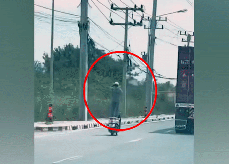 Tai xe lieu linh dung tren yen xe dang chay hinh anh