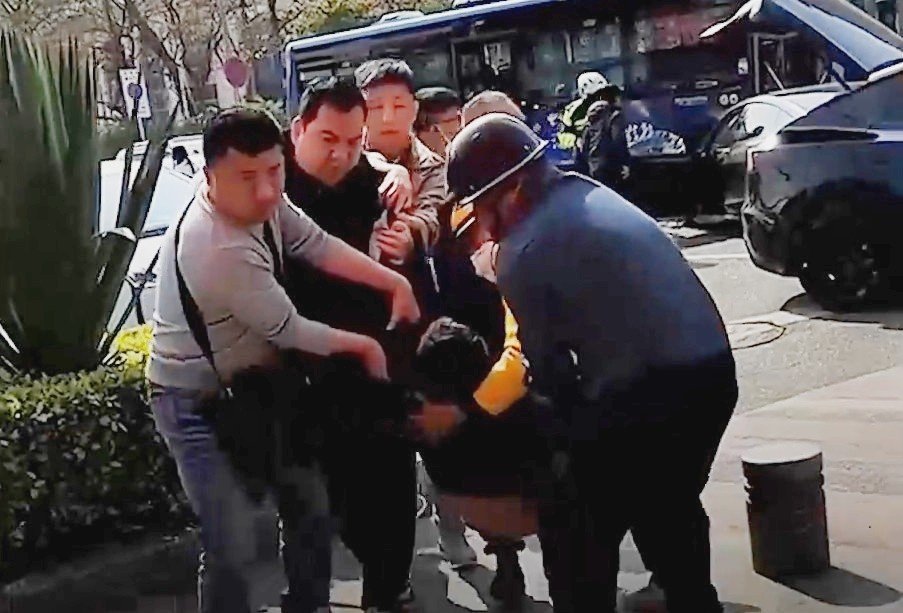 Nhom nguoi cuu tai xe gap nan giua duong o Trung Quoc hinh anh