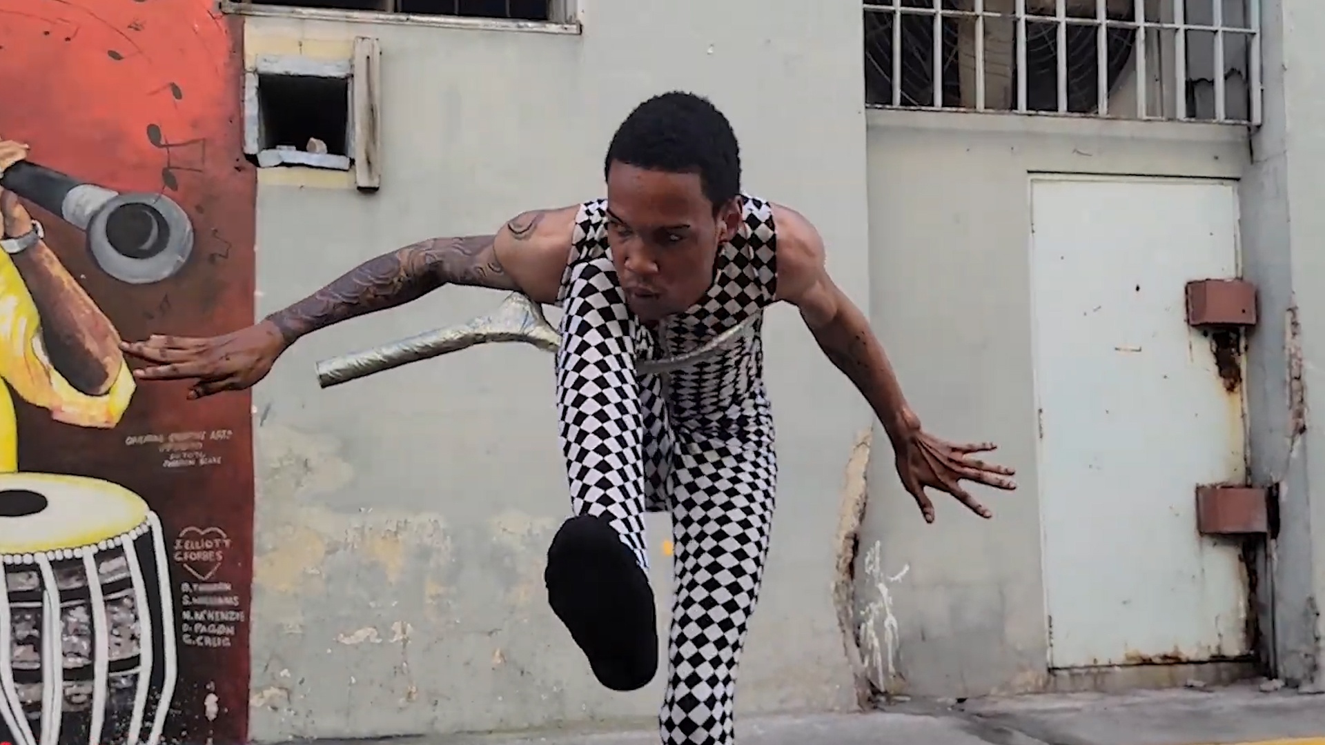 Chang trai uon deo nguoi chui qua vot tennis hinh anh