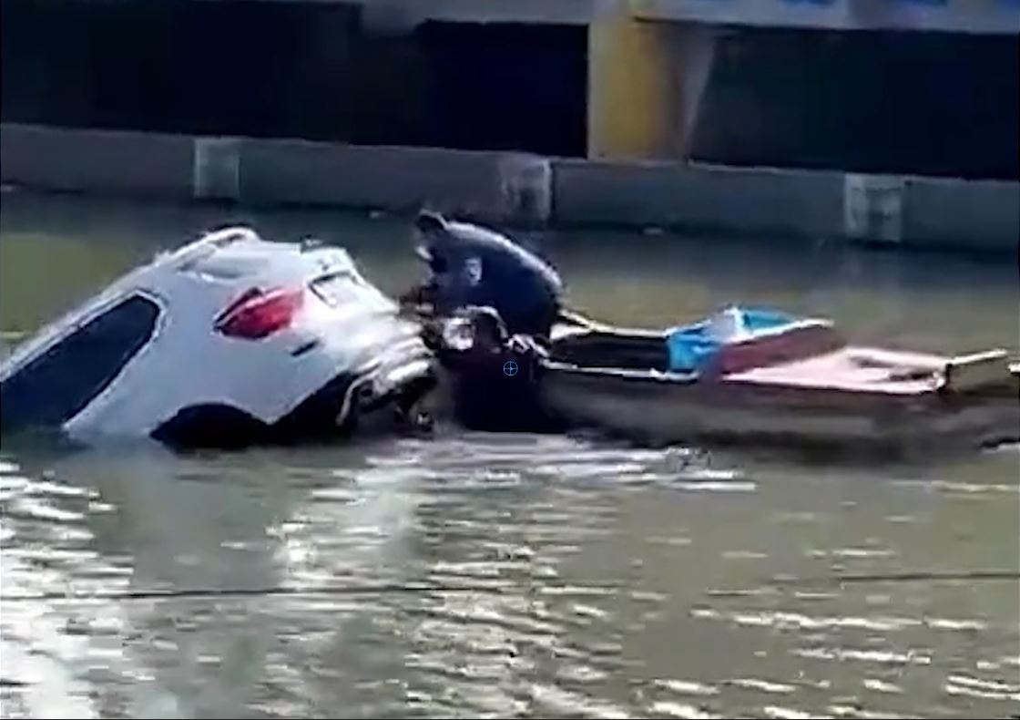 Giai cuu nguoi phu nu Trung Quoc lai oto lao xuong song hinh anh