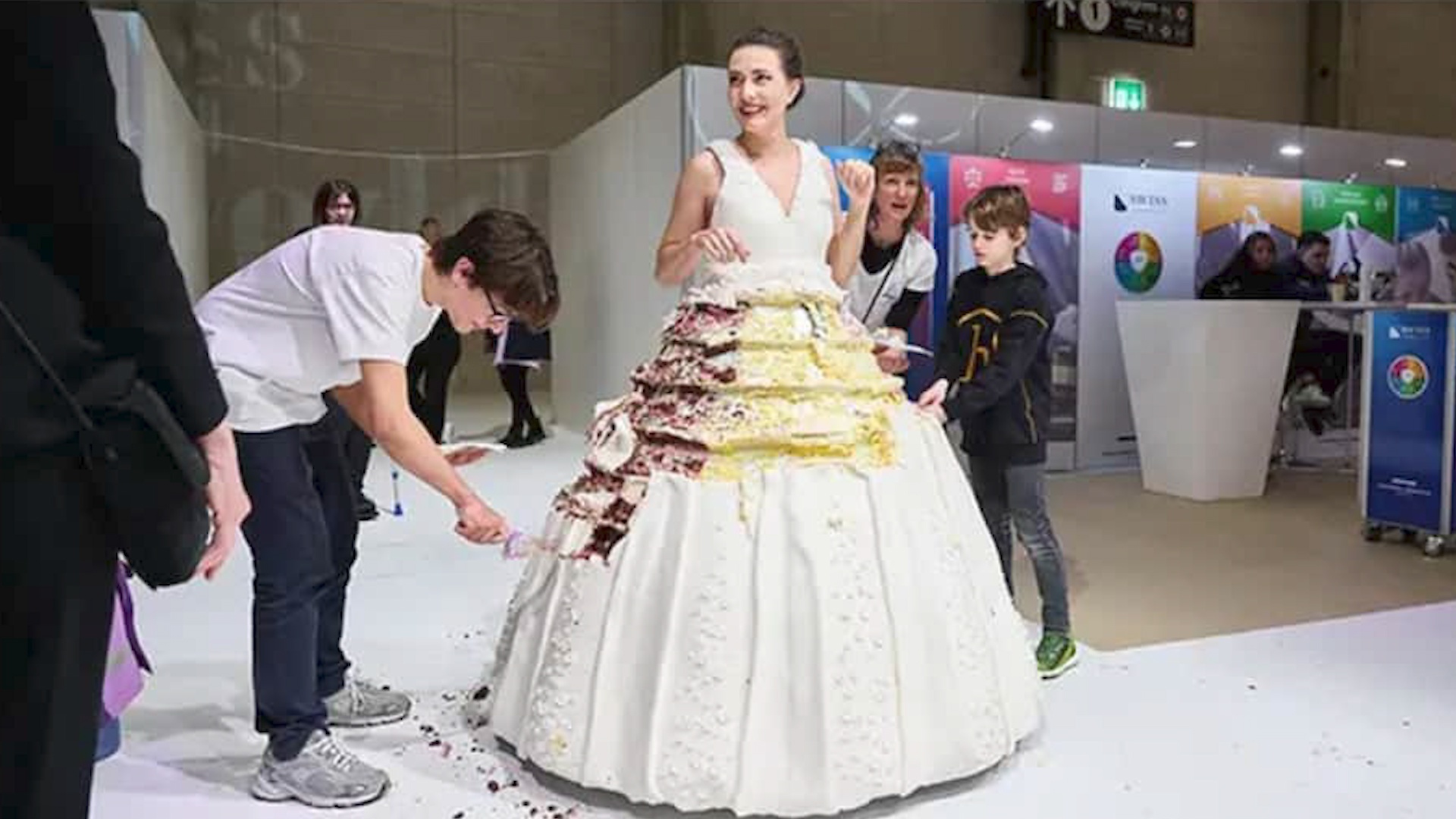 Vay cuoi lam tu banh kem lon nhat the gioi hinh anh