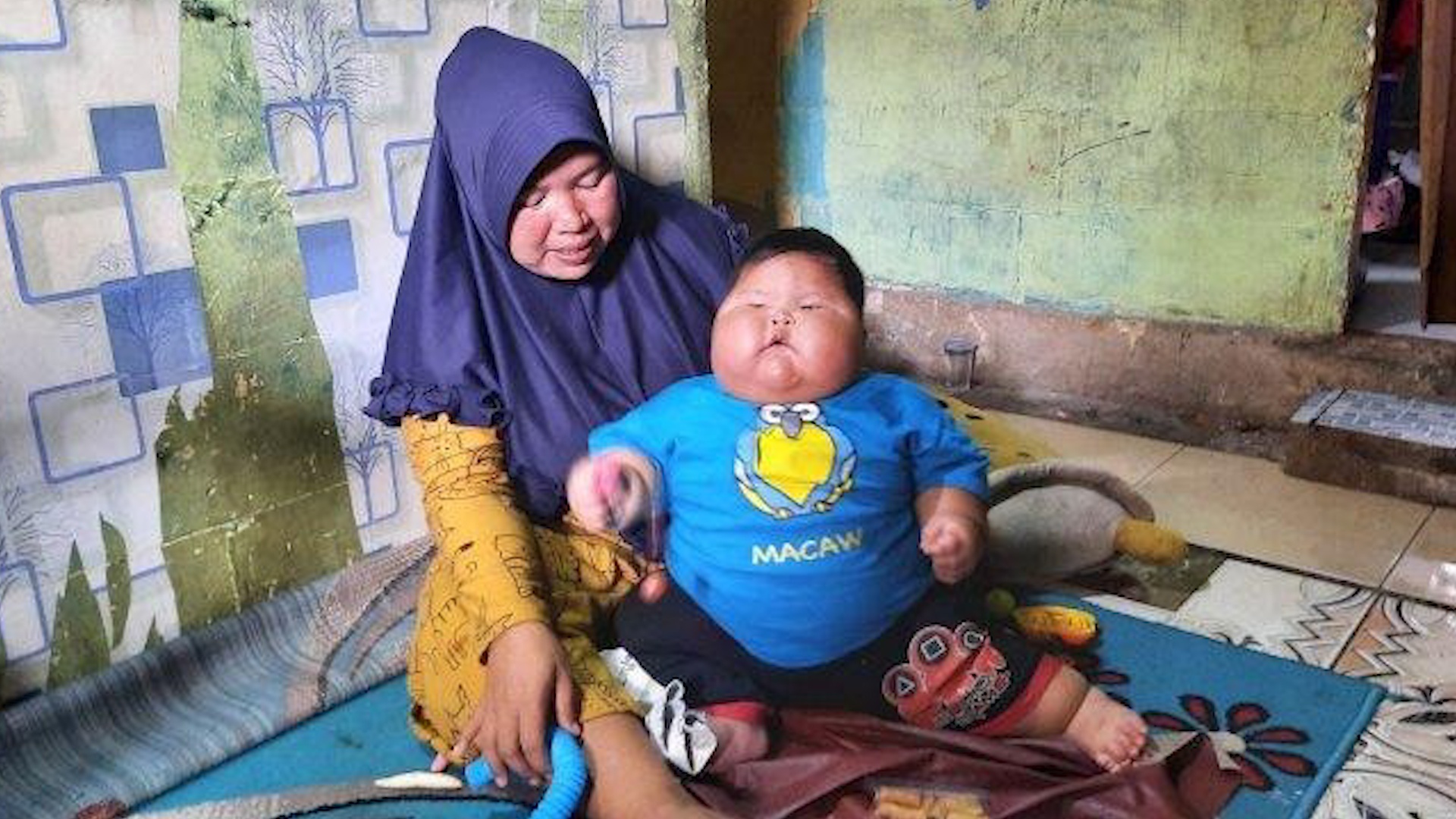 Be trai 16 thang tuoi nang 27 kg, mac vua ao cua bo hinh anh