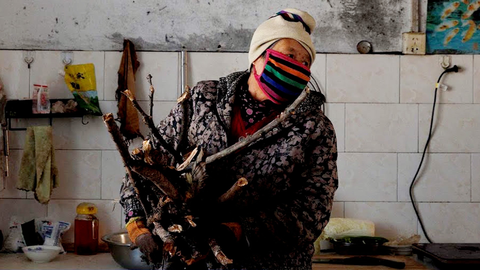 70 tuoi van phai lam viec de nuoi con o Trung Quoc hinh anh