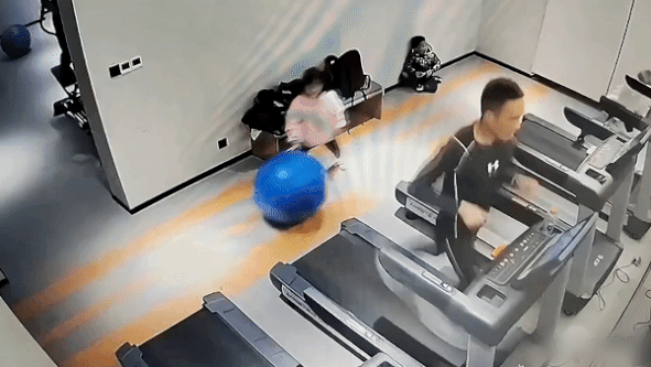 Be gai day qua bong vao may chay bo khien nguoi dan ong nga sap mat hinh anh