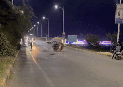 Xe kem mat kiem soat, xoay vong giua duong o Campuchia hinh anh