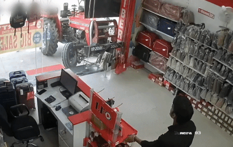 Xe may keo dam sam vao cua hang trung bay hinh anh