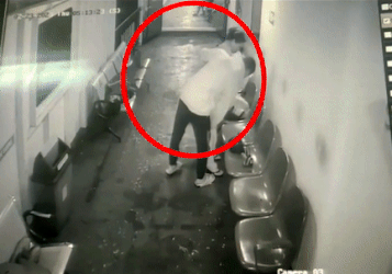 Bat giu nguoi chong be vo, nem khoi thuyen o Indonesia hinh anh