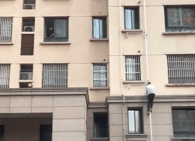 Leo bang tay khong len toa nha cao tang de cuu be trai hinh anh