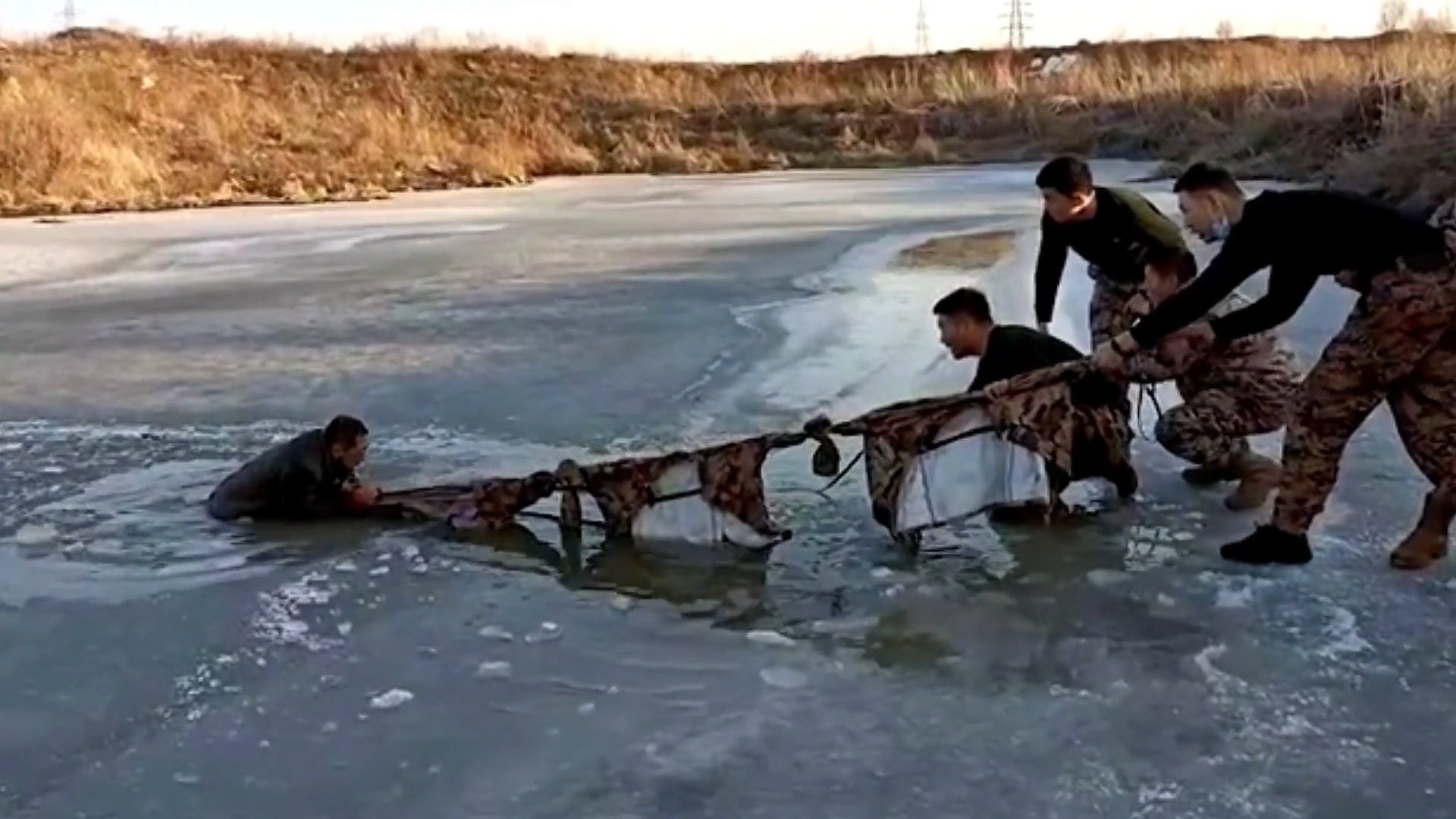 Giai cuu nguoi dan ong bi mac ket duoi long song dong bang hinh anh