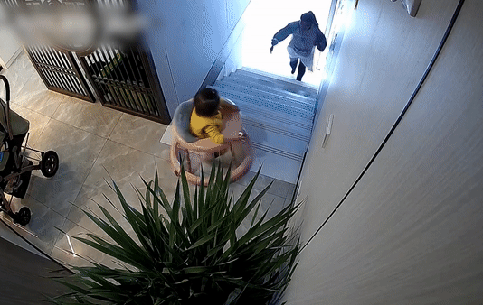 Be mot tuoi suyt nga cau thang, co gai nhanh tay do kip hinh anh