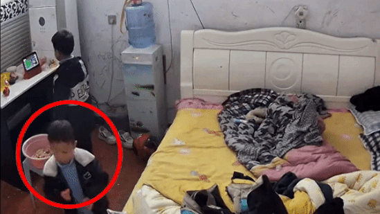 Phan ung cua cau be 6 tuoi khi em trai bi mac nghen hinh anh