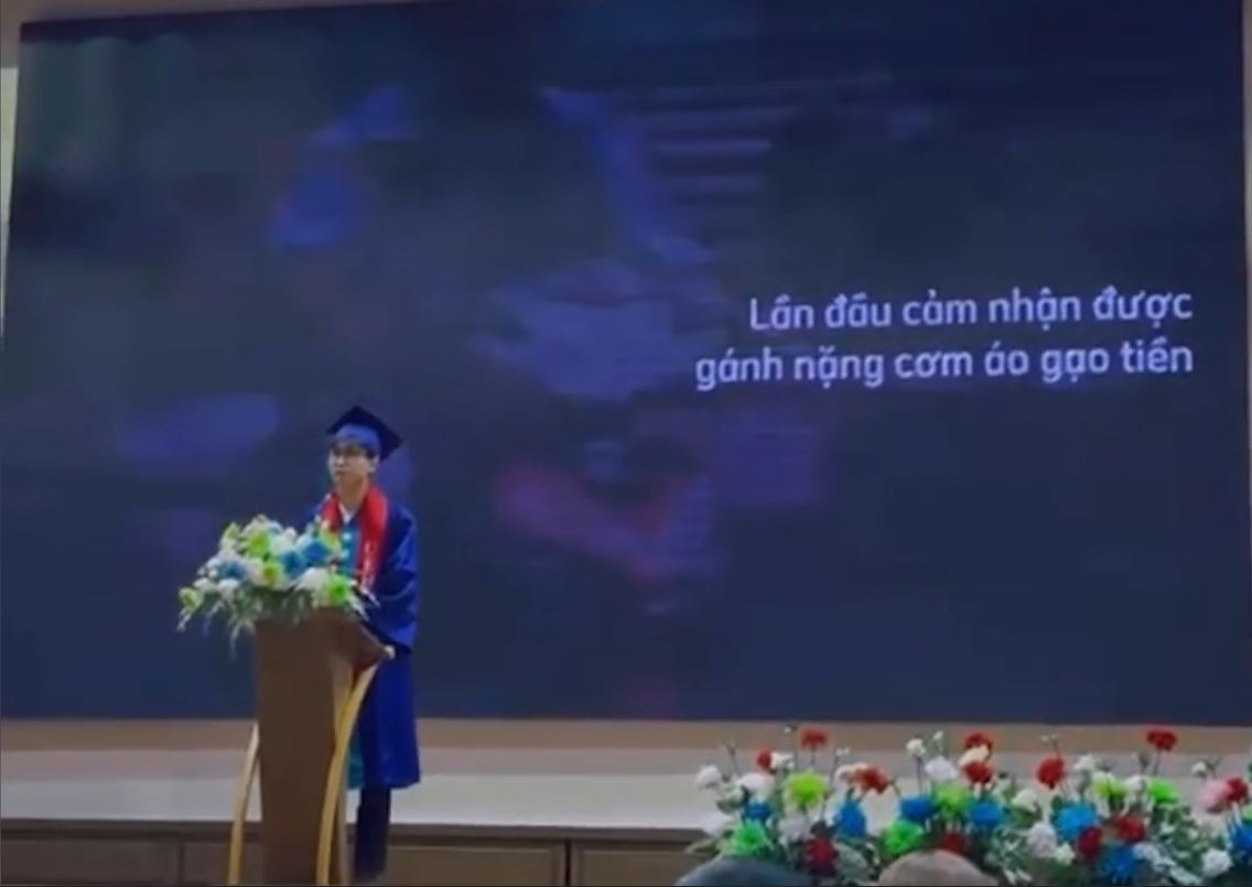 Tan thu khoa Dai hoc Kinh te TP.HCM doc rap trong le tot nghiep hinh anh