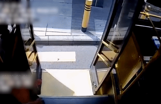 Be 6 tuoi bi xe buyt keo le tren duong o Trung Quoc hinh anh