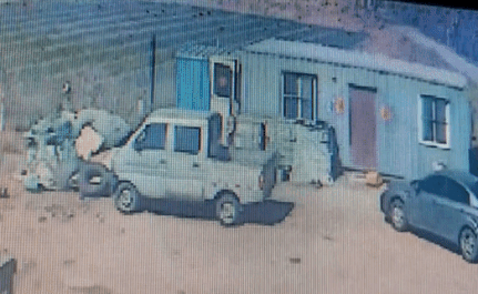 Gio manh thoi bay nha ve sinh co nguoi ben trong hinh anh