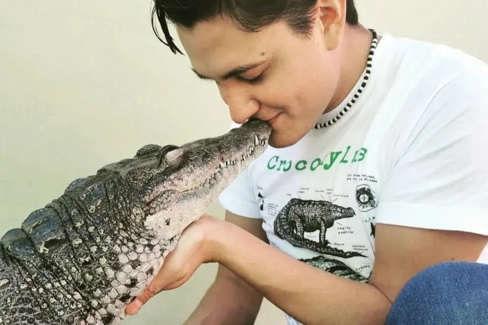 Chang trai nuoi ca sau lam thu cung hinh anh