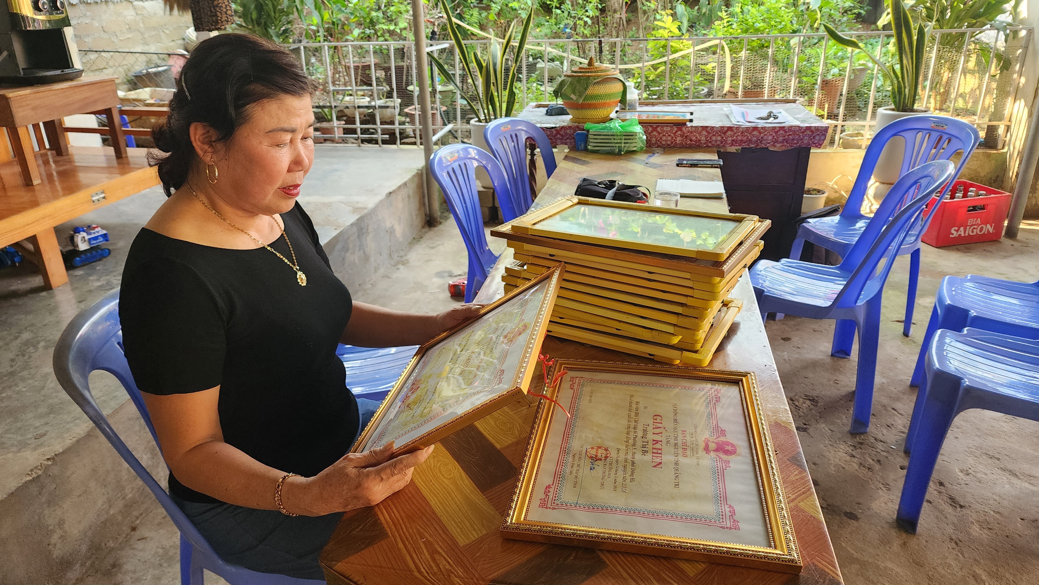 Nguoi phu nu roi nha luc nua dem, di cuu nguoi xa la hinh anh