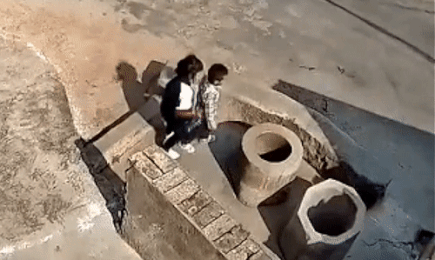 Be gai 7 tuoi nem em trai xuong gieng sau o Trung Quoc hinh anh