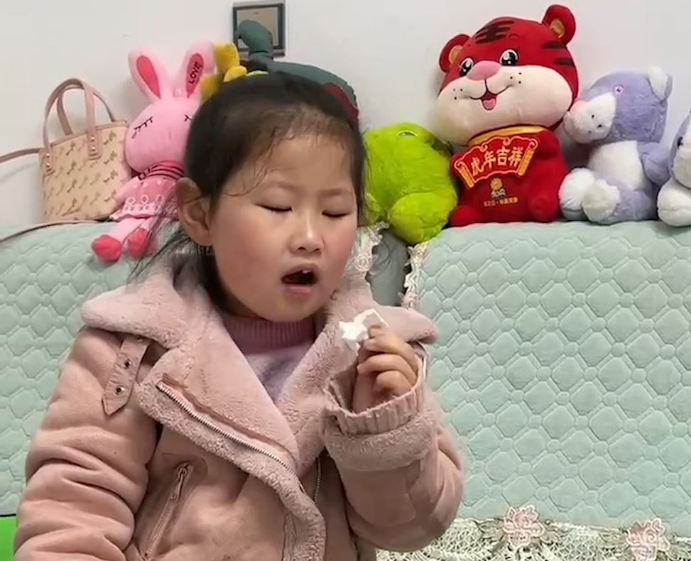 Be 6 tuoi tu nho rang bang tay khong hinh anh