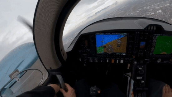 Canh cua may bay mo tung giua khong trung hinh anh