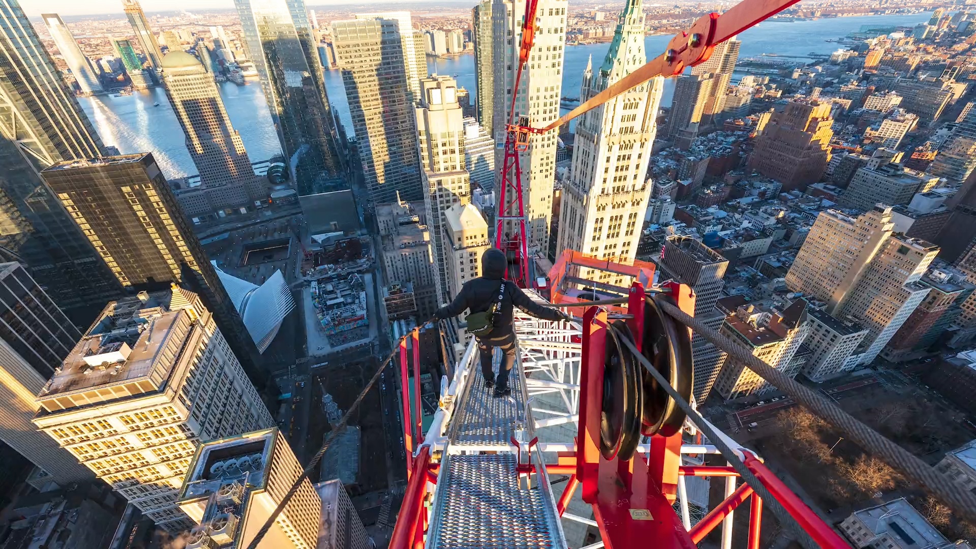 Nguoi dan ong lieu linh leo len can cau cao gan 500 m o New York hinh anh