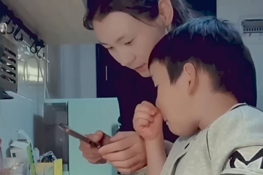 Cach day con cua ba me Trung Quoc khien nhieu nguoi ne phuc hinh anh