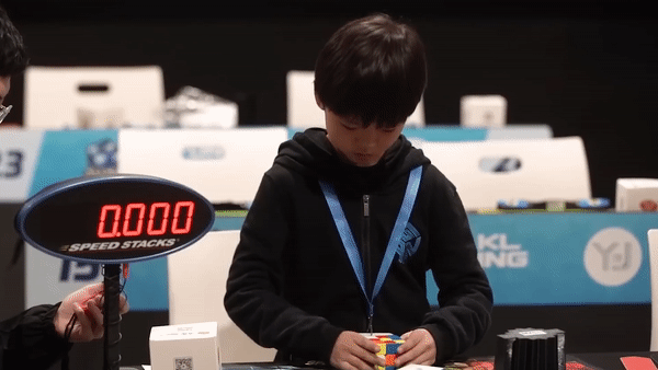 Than dong 9 tuoi giai khoi rubik chua den 5 giay hinh anh