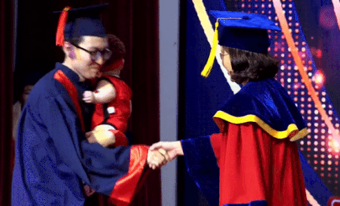 Chang sinh vien be con nhan bang cu nhan o TP.HCM hinh anh