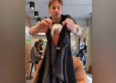 Phan ung cua khach khi bi chu tiem cat toc choi kham hinh anh