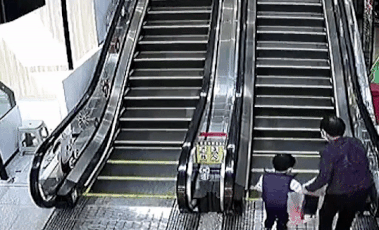 Chang trai cuu song hai ba chau bi nga thang cuon hinh anh