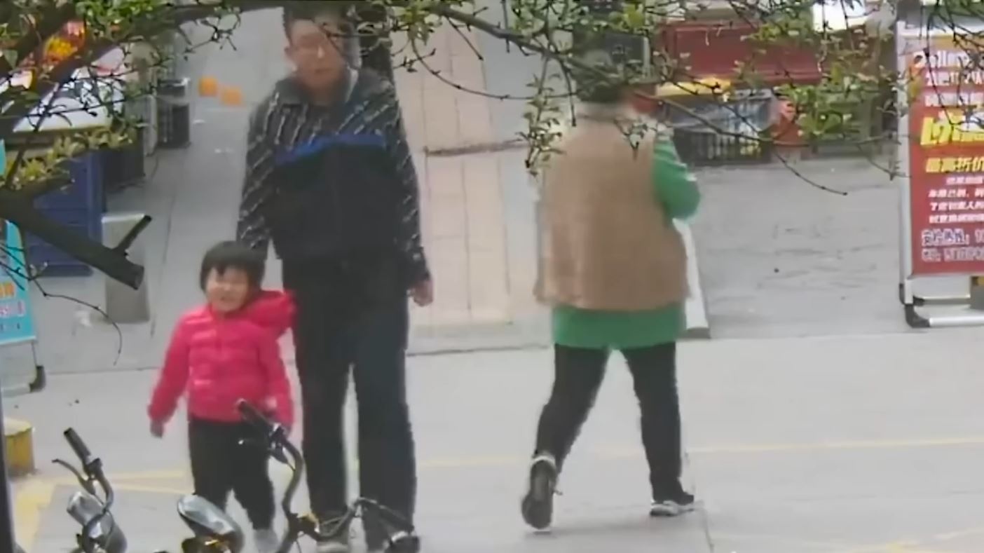 Thieu nien thieu nang tri tue giup do em be di lac duong hinh anh