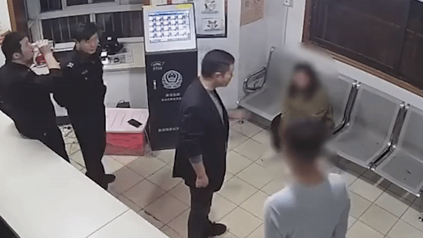 Nguoi dan ong choi kham shipper bang cach dua dia chi gia hinh anh