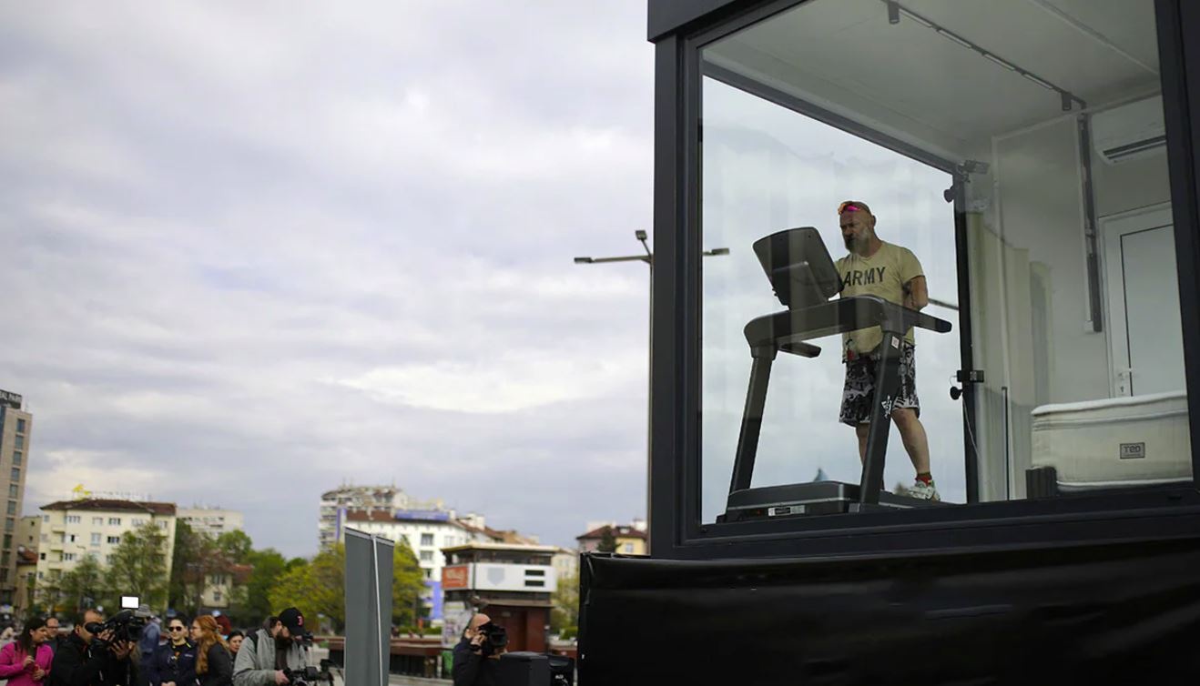 Nguoi dan ong song trong hop kinh suot 15 ngay hinh anh