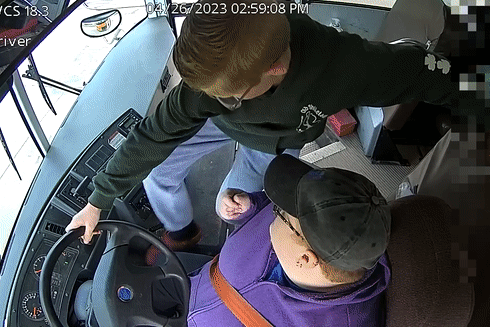 Cau be 13 tuoi dung xe buyt khi thay tai xe bat tinh o My hinh anh