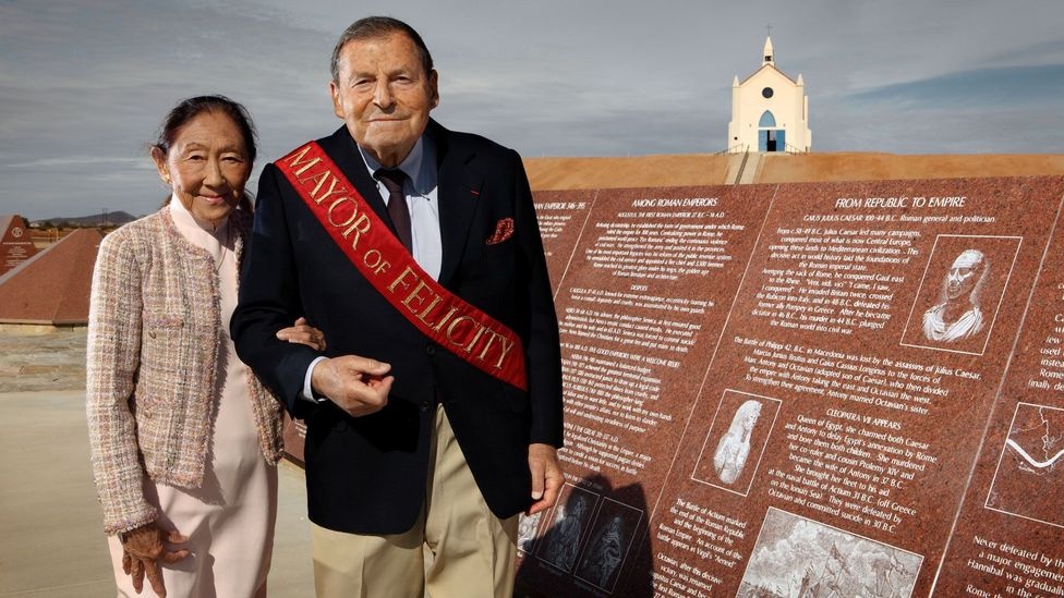 Xay bao tang giua sa mac hinh anh