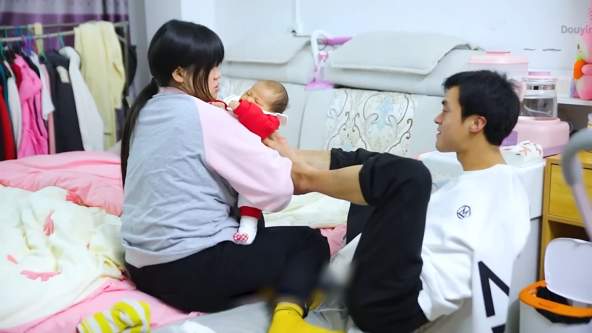 Nguoi chong khong tay, dung chan cham soc vo moi sinh o Trung Quoc hinh anh