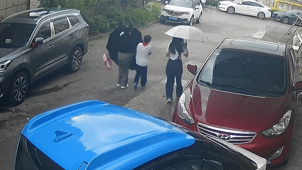 May nuoc nong roi tu tang 7, suyt trung nhom nguoi di bo o Trung Quoc hinh anh