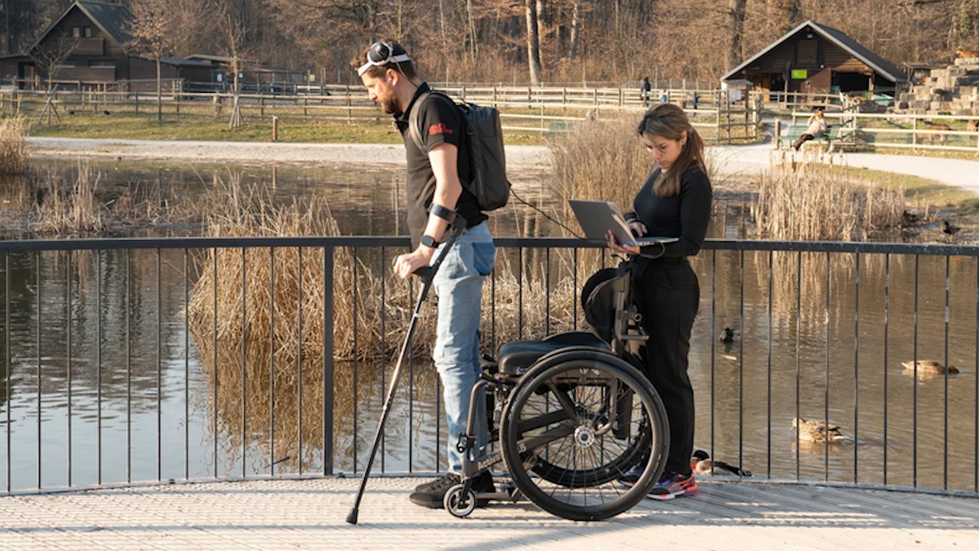 Nguoi dan ong bi liet di lai nho cay ghep nao, cot song hinh anh