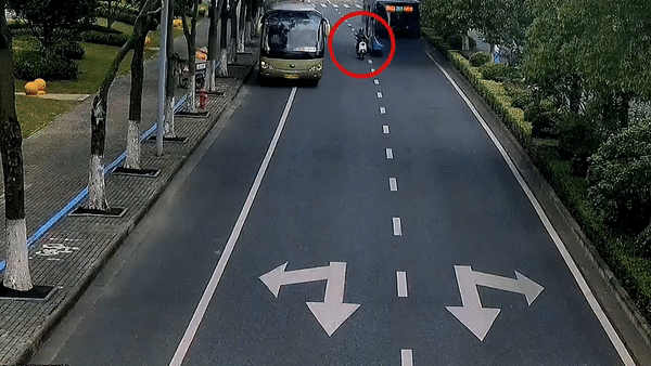 Nhom hoc sinh Trung Quoc cuu nguoi bi xe buyt tong trung hinh anh