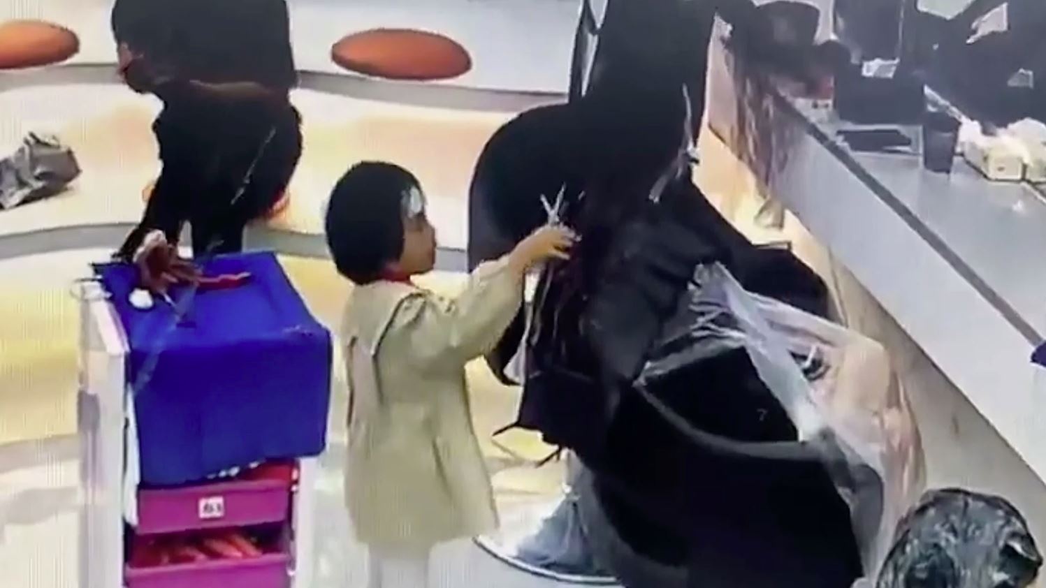 Be gai Trung Quoc cam keo cat toc nguoi la gay phan no hinh anh