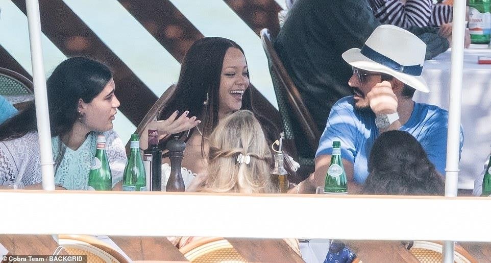 Rihanna tinh tu ben ban trai ty phu anh 2