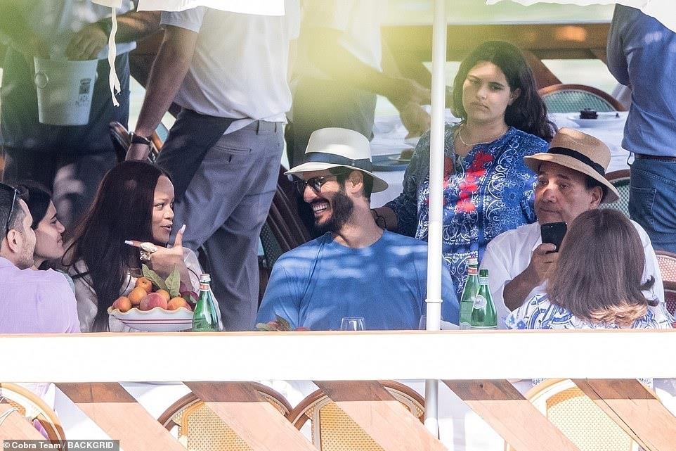 Rihanna tinh tu ben ban trai ty phu anh 7