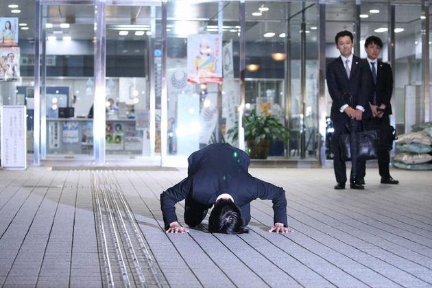 Nam ca sĩ Taguchi Junnosuke gập đầu xin lỗi ảnh 1 Nam ca si Taguchi Junnosuke gap dau xin loi anh 1