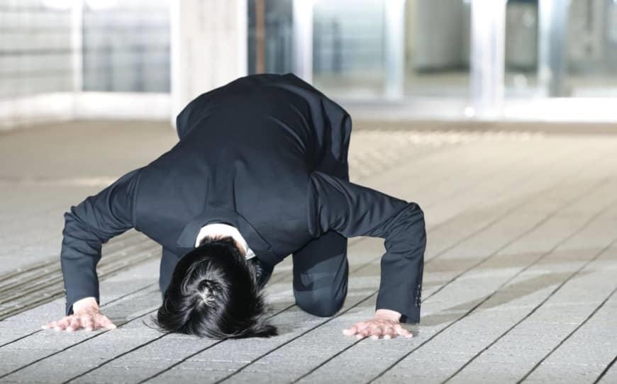 Than tuong Nhat Ban cui dap dau xin loi, giai nghe sau scandal ma tuy hinh anh