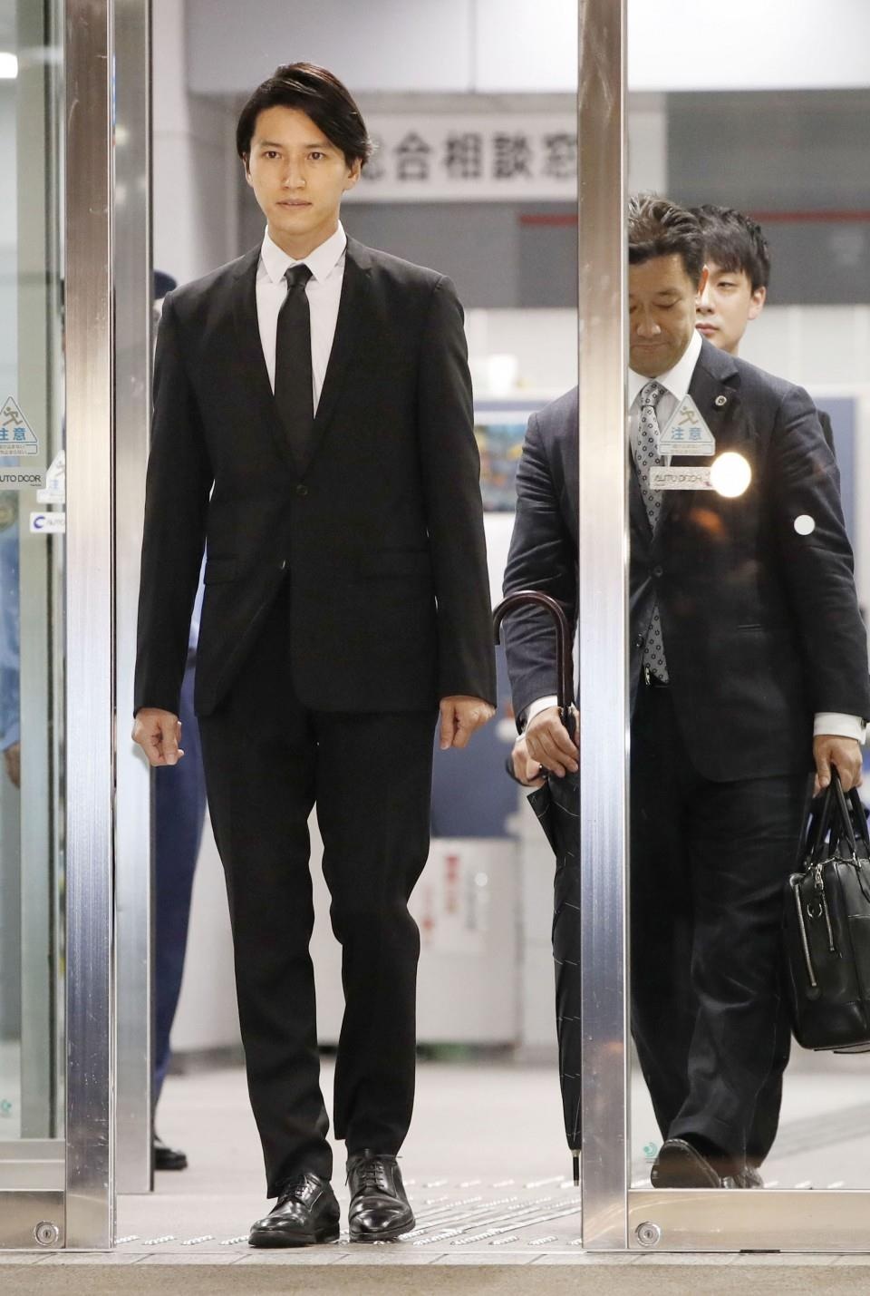 Nam ca sĩ Taguchi Junnosuke gập đầu xin lỗi ảnh 2 Nam ca si Taguchi Junnosuke gap dau xin loi anh 2